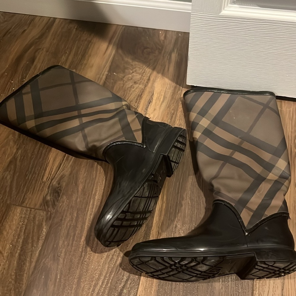 Burberry - Picture 2 of 5